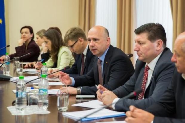 Guvernul oferă foi de ardezie și cherestea pentru repararea acoperișurilor sparte de grindină aseară. Foto: gov.md