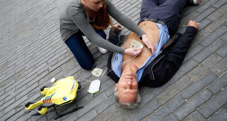Drona-defibrilator este mai rapidă ca o ambulanță și îți poate salva viața. 