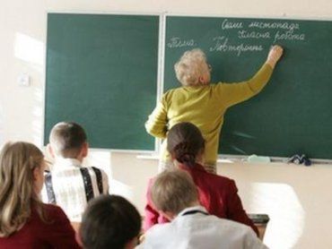 Во время уроков по русскому языку учитель неоднократно била учеников по голове и оскорбляла за невыполненное домашнее задание. Фото символ: vlasti.net.