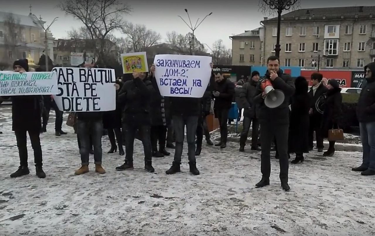 Голодающим советникам в Бельцах предложили взвеситься.