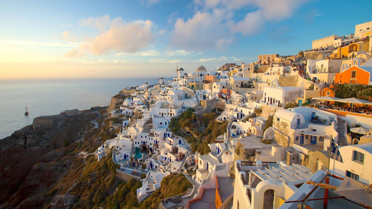 Insula Santorini s-a ridicat cu câțiva centimetri.