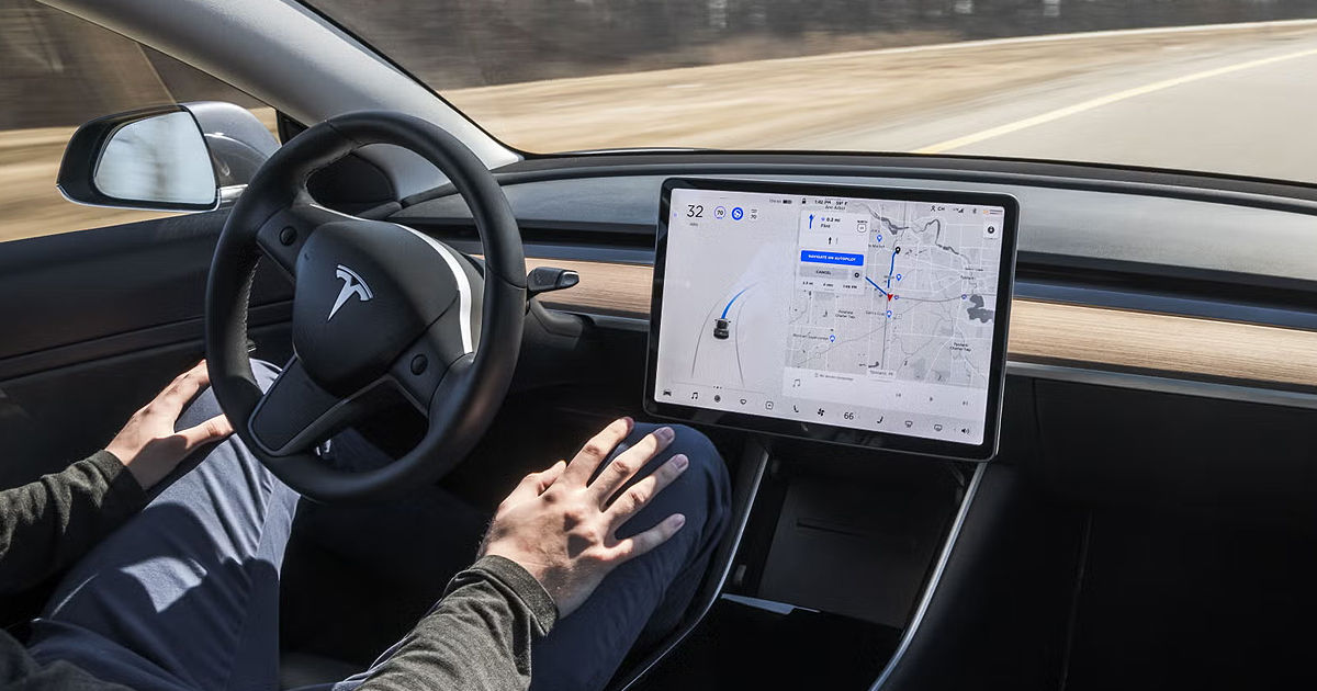O Tesla pe pilot automat a primit șapte amenzi într-o singură cursă.