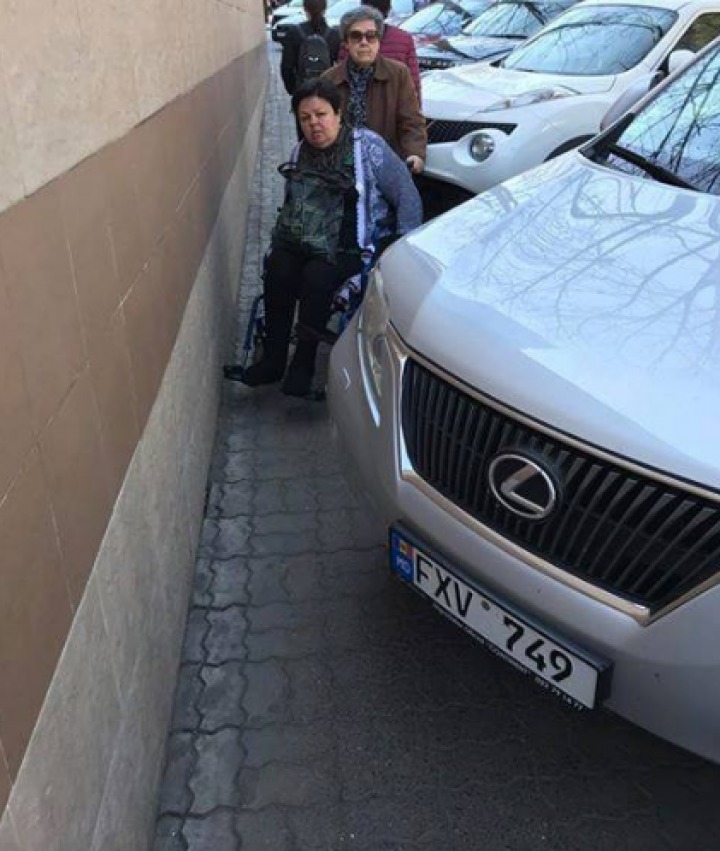 Водителя Lexus, неправильно припарковавшегося в центре столицы, накажут.