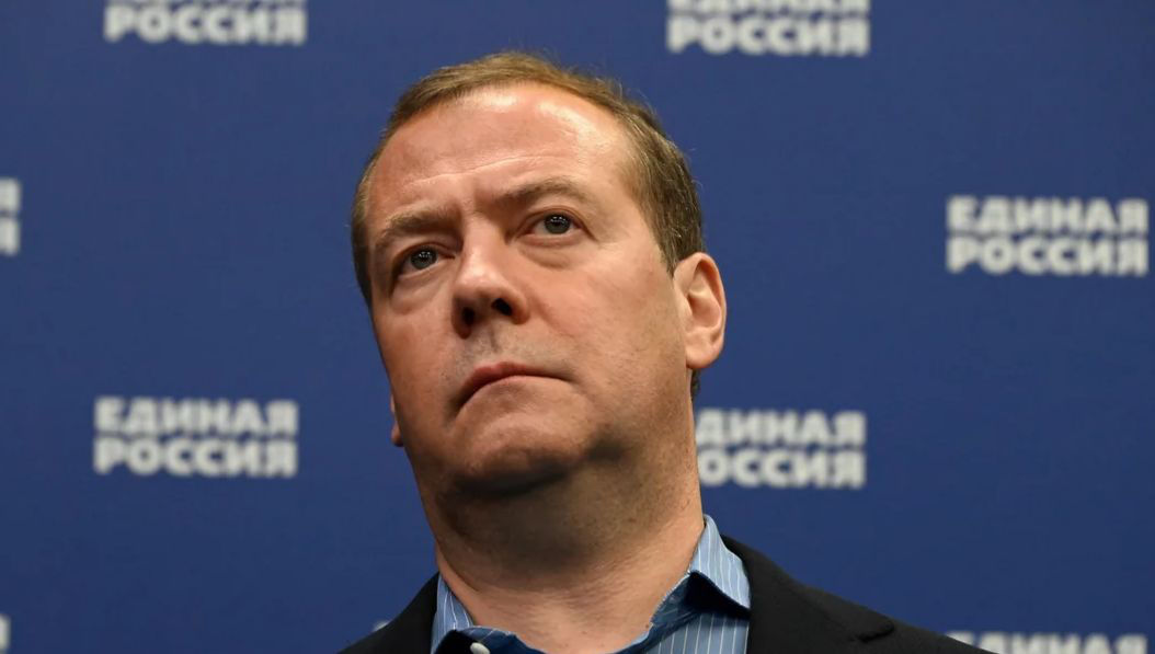 Медведев предложил два варианта ответа на требования Польши о репарациях.