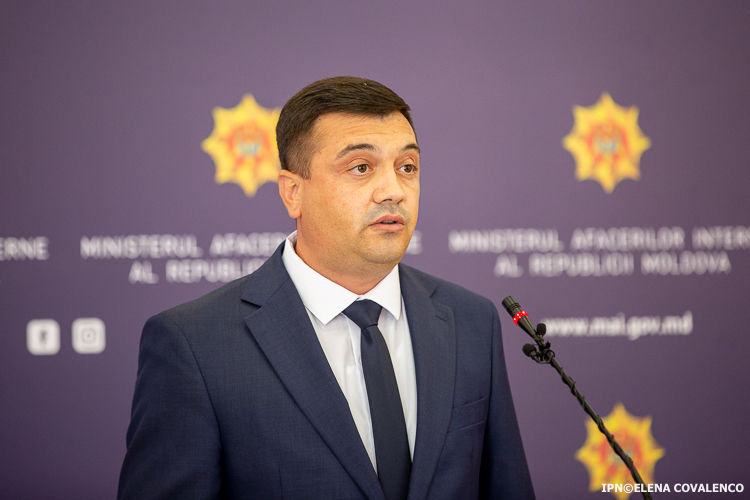Министр внутренних дел Адриан Ефрос.