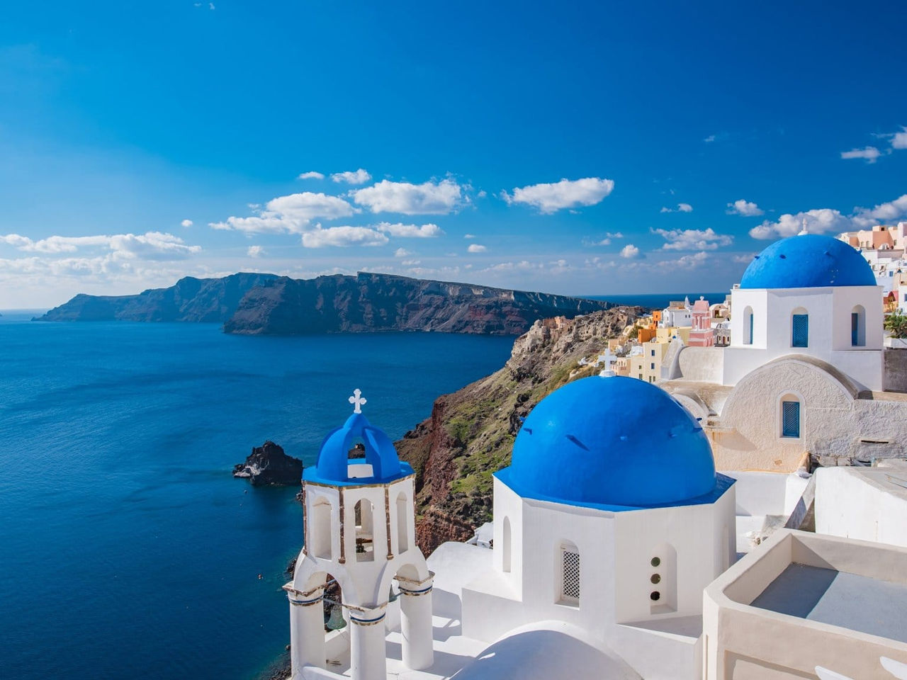 Locuitorii și turiștii părăsesc insula Santorini de teama unui cutremur puternic.