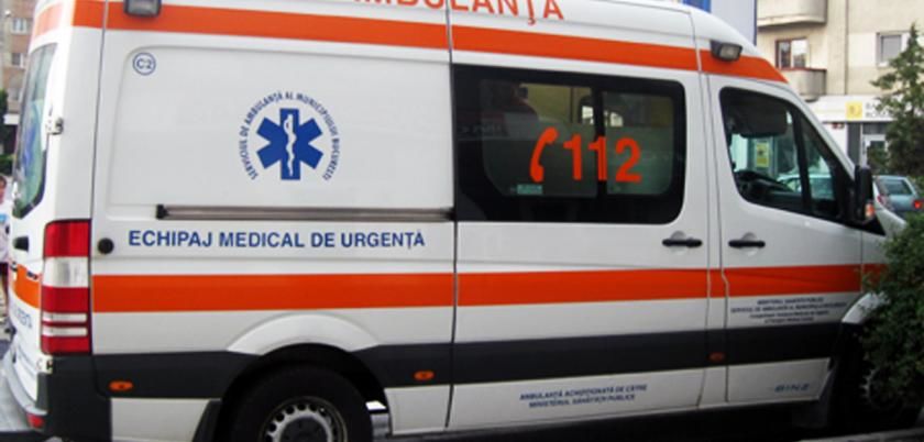 O ambulanță s-a pornit la o chemare, dar nu a ajuns din cauza unui accident rutier. Foto: radicluj.ro