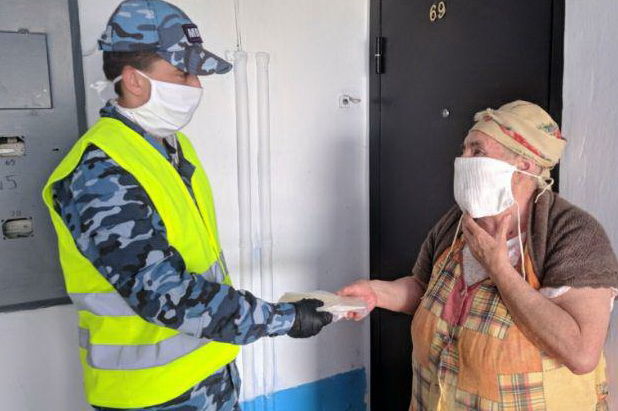 Дубоссарским пенсионерам бесплатно раздали многоразовые маски.