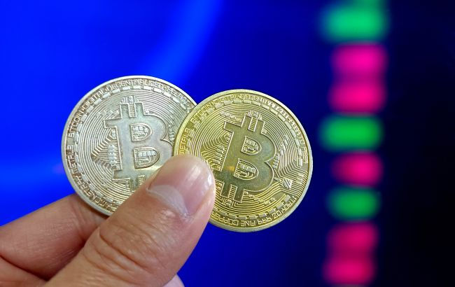 Стоимость Bitcoin достигла рекордных 112 тысяч долларов.