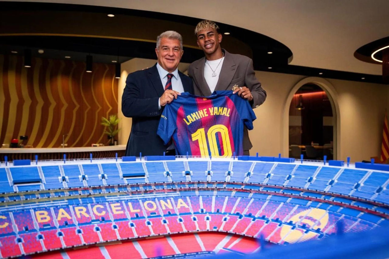Yamal a semnat un nou contract cu clubul Barcelona și a luat numărul lui Messi.