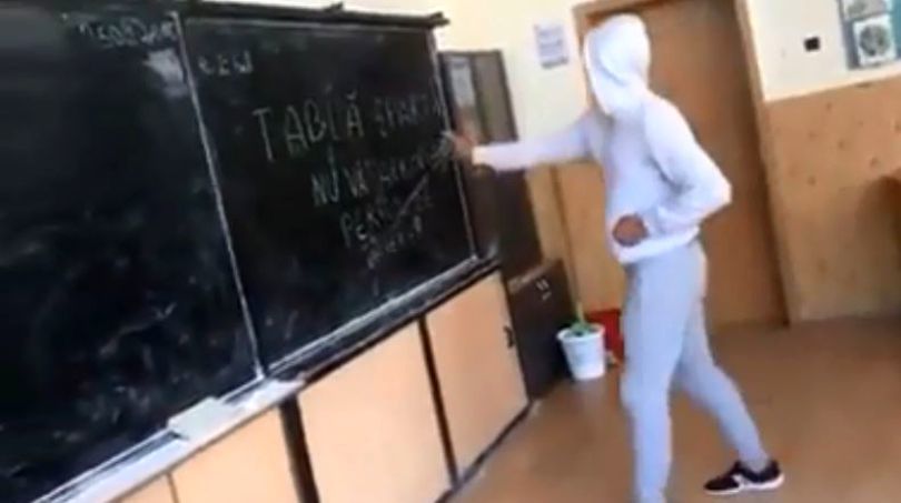 В Румынии ученик принес шпагу в класс и кидал ее в доску.
