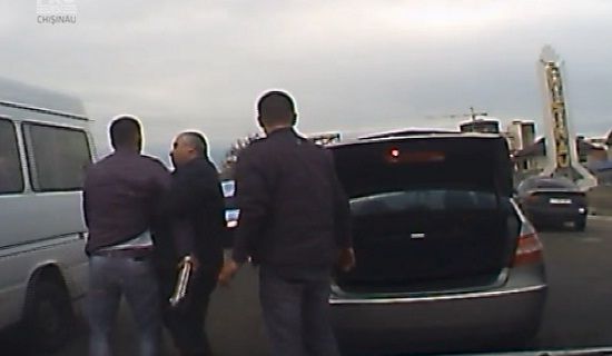 Пока водители выясняли отношения прямо на проезжей части, на дороге образовался затор.
