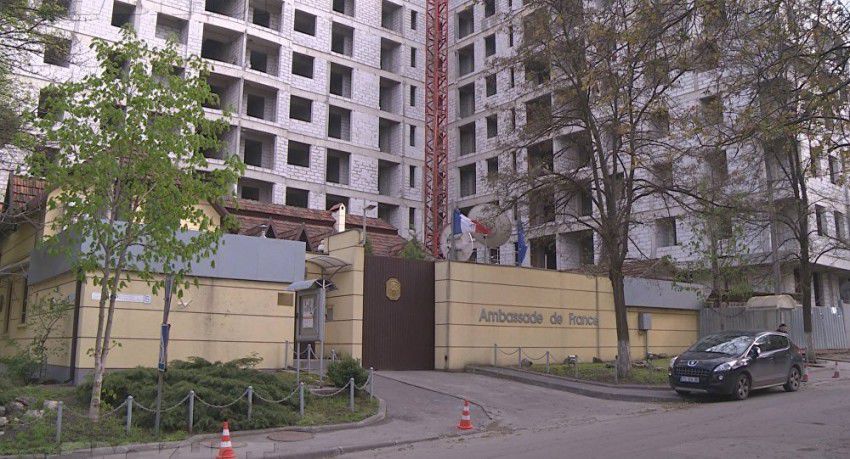 Масштабное строительство вот уже 2 года продолжается у стен посольства Франции в Молдове.