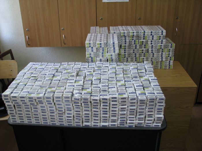 Încerca să treacă ilegal peste frontiera ”verde” 3000 de pachete cu ţigări. Foto simbol:gazeta.ro