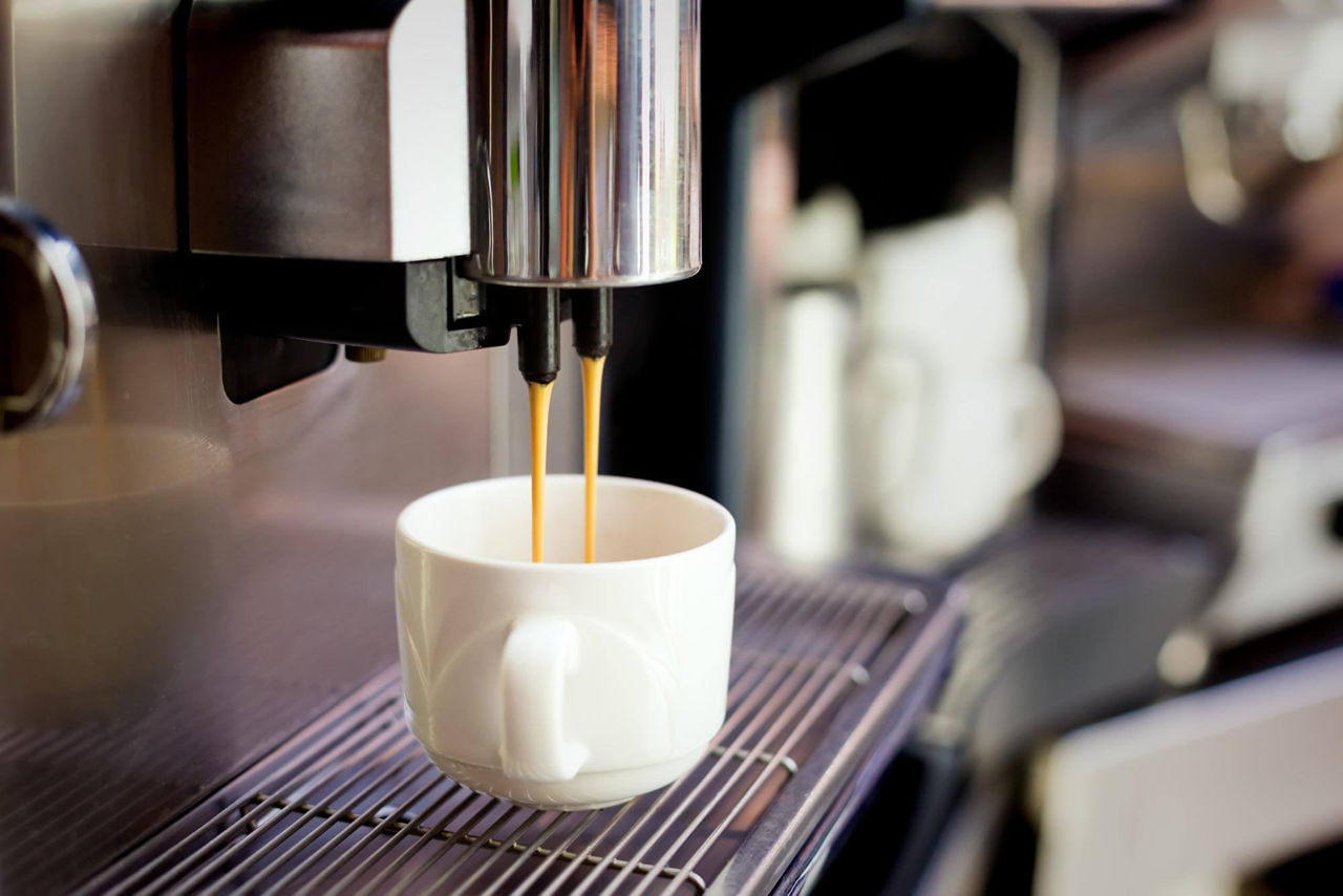 Studiu: Cafeaua din cafetierele din birou este periculoasă pentru sănătate.