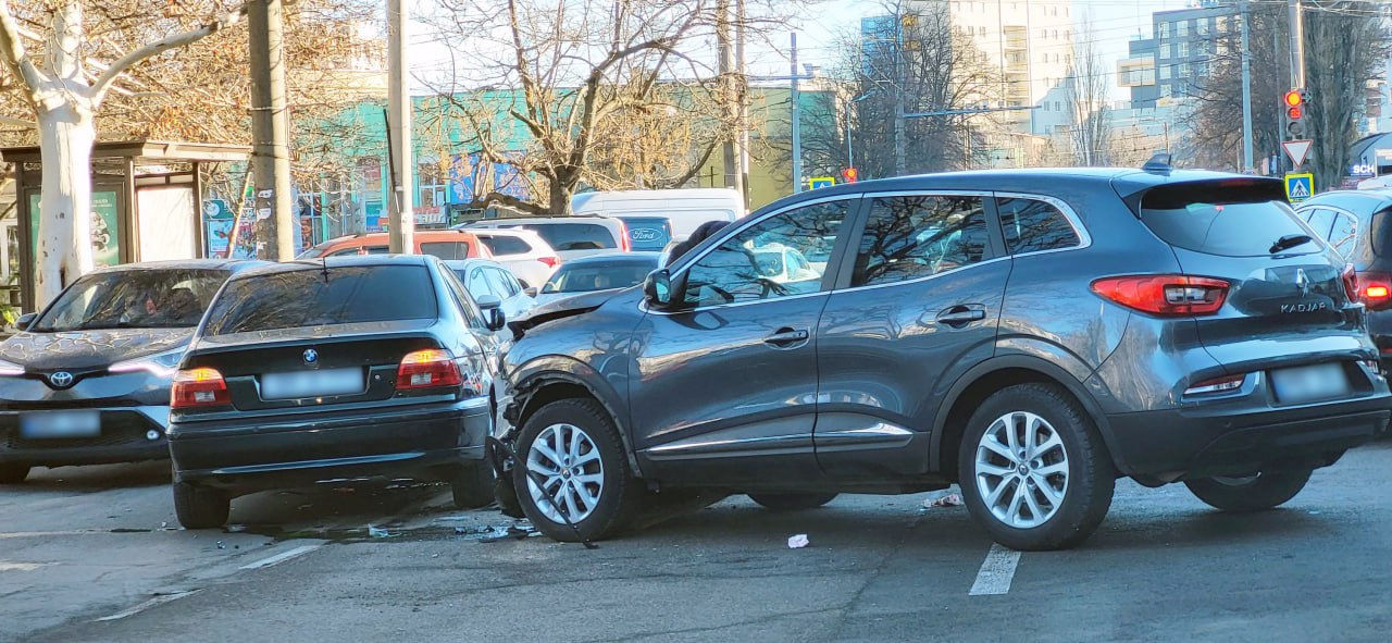 Accident rutier în Capitală: Două automobile s-au tamponat.