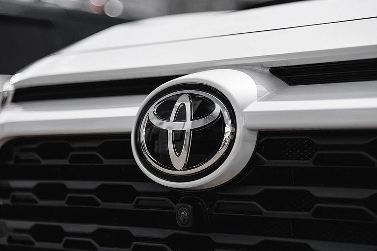 Tesla и Toyota отзывают в США более 500 тыс. машин.