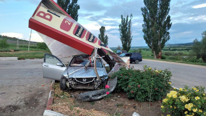 Водитель в Калараше врезался в заправку.