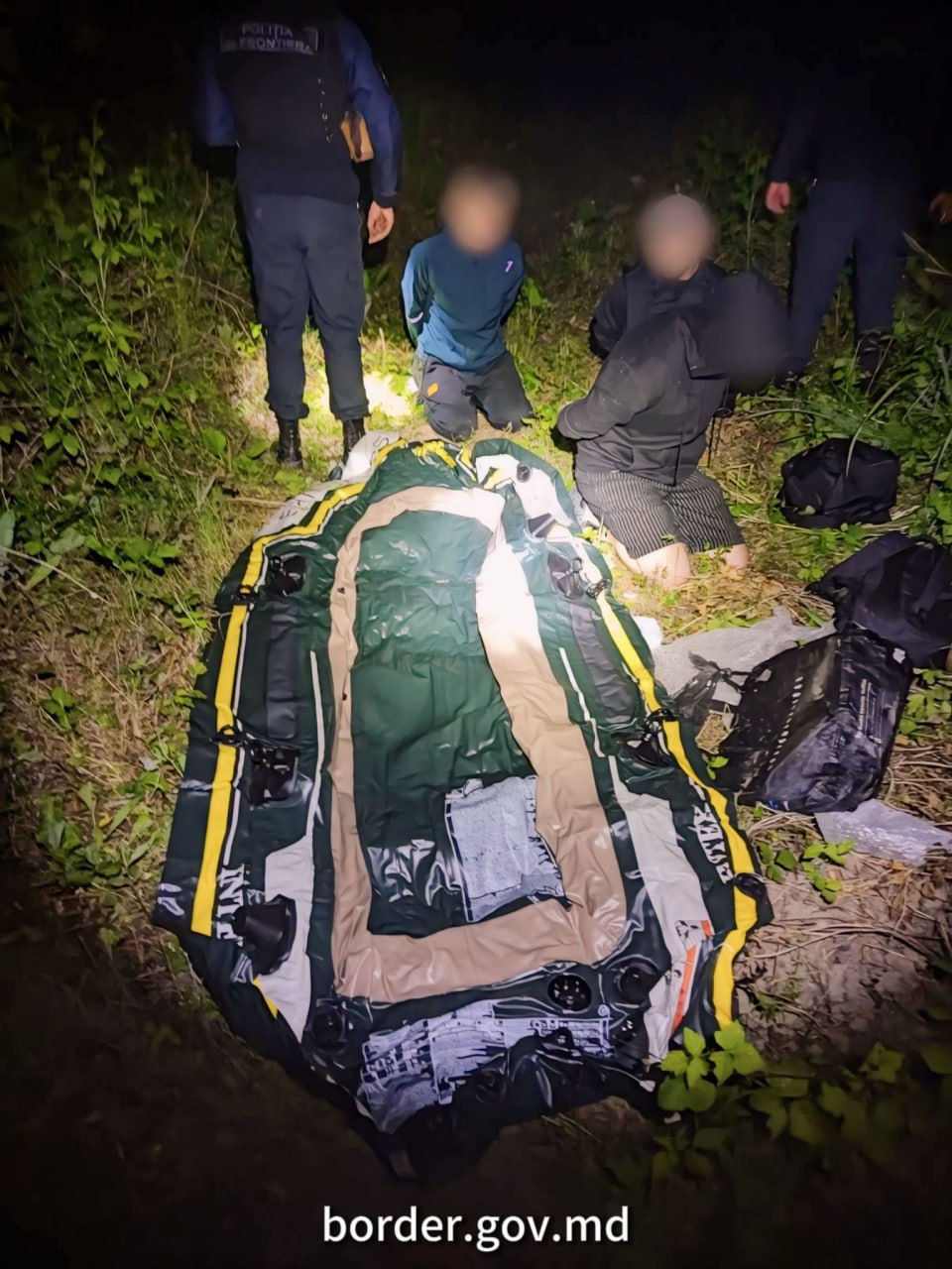 Трое украинцев задержаны при попытке пересечь Прут на надувной лодке.