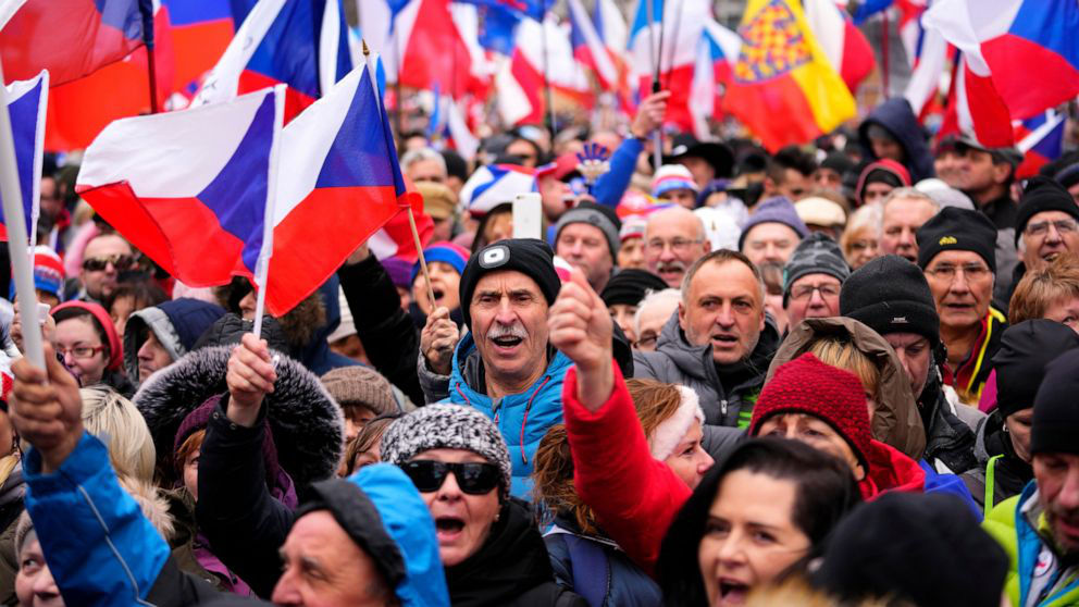 В Праге тысячи человек протестовали против правительства.