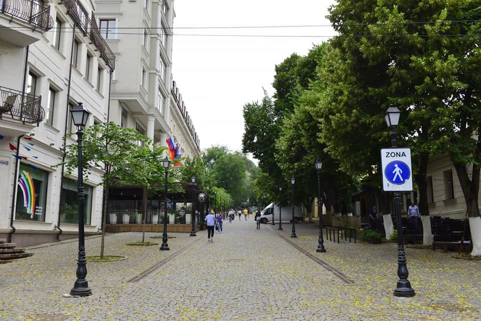 На улице Евгения Доги будут восстановлены десятки квадратных метров гранитного покрытия. 