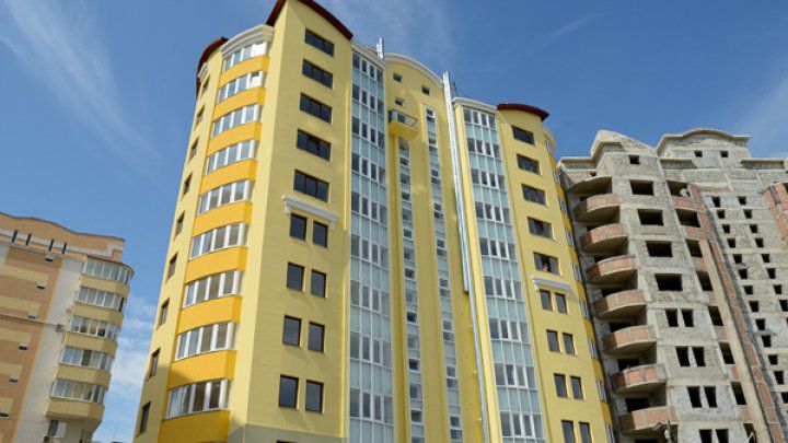 Un bărbat a amenințat că se aruncă de la etajul nouă al unui bloc din Capitală. 