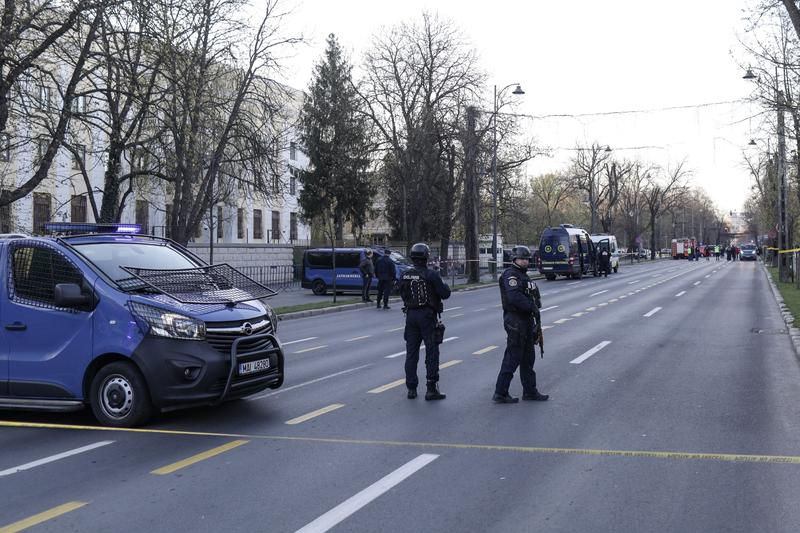 В Бухаресте мужчина под действием наркотиков пытался протаранить ворота посольства РФ.