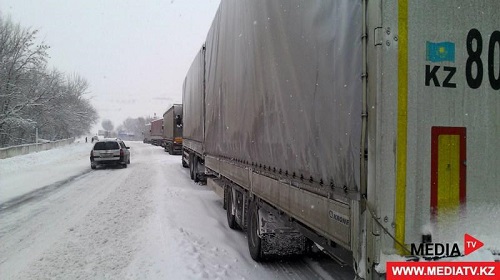 Расчистка муниципальных дорог от снега после обильных снегопадов на прошлой неделе доставила много хлопот службам столичной мэрии.