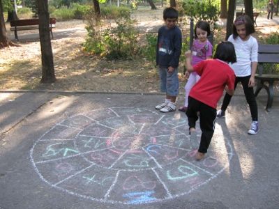 Un grup de tineri şi-a propus să reactualizeze un joc al copilăriei