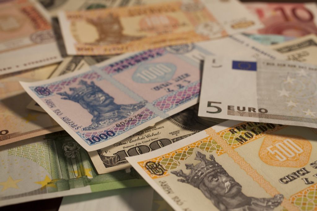 Leul moldovenesc își continuă deprecierea în raport cu dolarul american. Foto: bnm.md