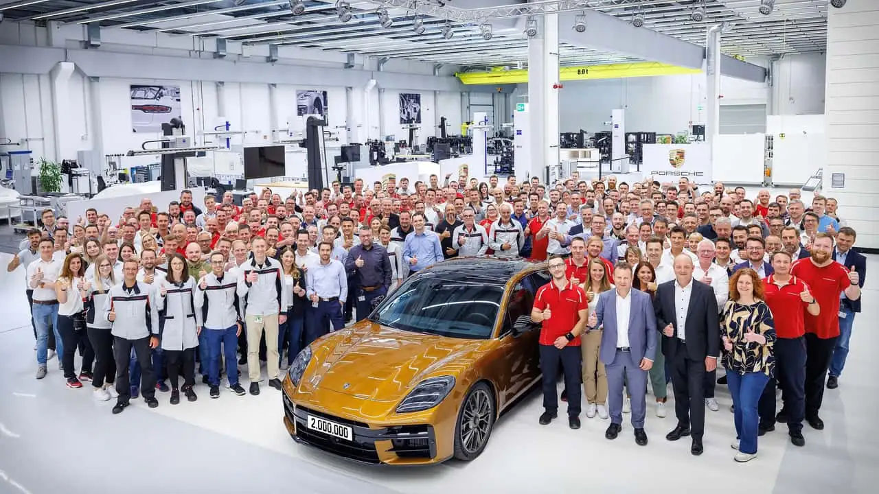 Porsche построила свой двухмиллионный автомобиль.
