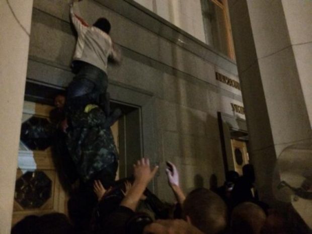 Митинг продолжится в 9 утра.