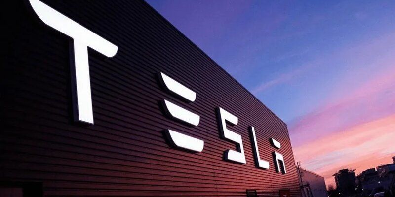 Суд обязал Tesla выплатить $137 млн из-за иска о расизме.