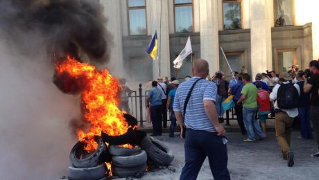 Sute de protestatari au ieșit să-și manifeste nemulțumirea față de criza economică și creșterea procentului la credite. Foto: russian.rt.com