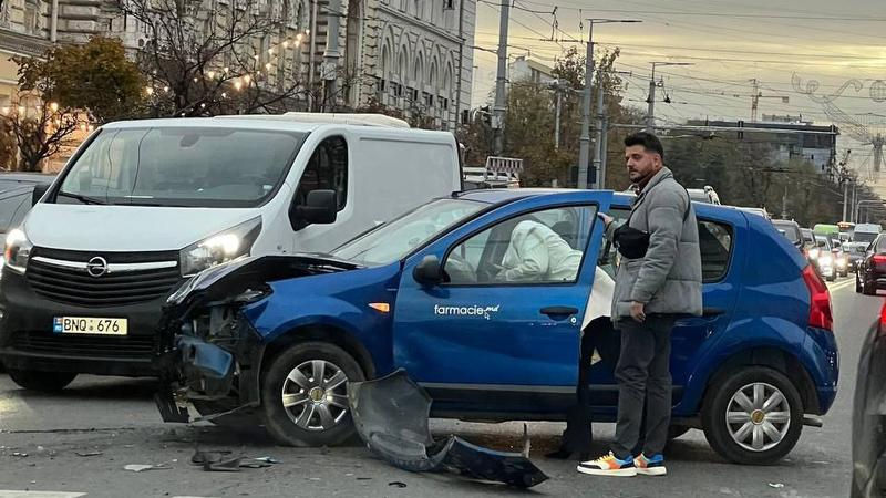 ДТП в центре Кишинева: столкнулись два автомобиля.