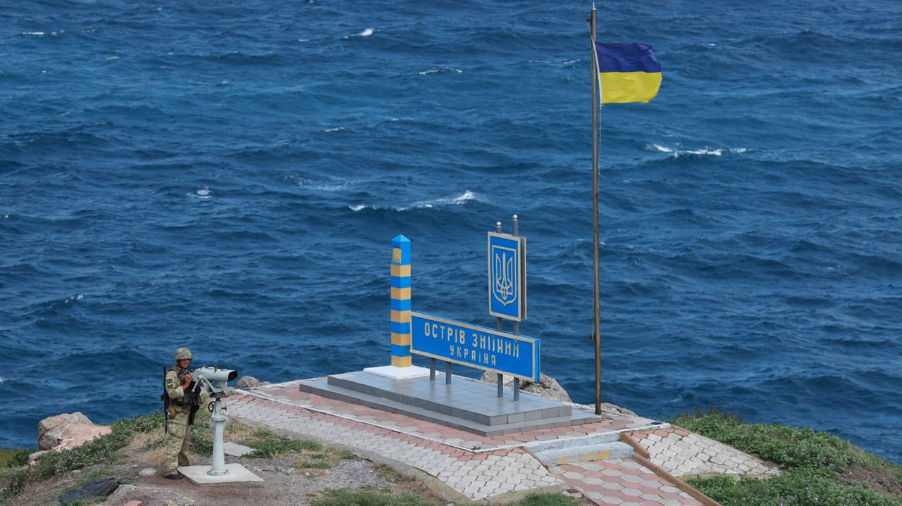 Украина и РФ ведут бои за остров Змеиный.