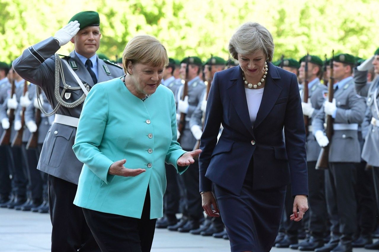 Меркель заявила, что уважает Мэй, которая борется за соглашение по Brexit.