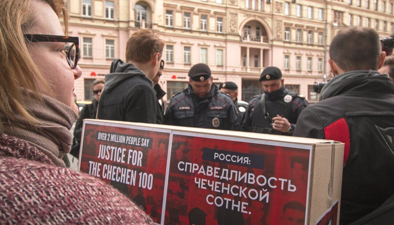 Полицейские задерживают активистов, собирающих подписи против преследований геев в Чечне у здания Генпрокуратуры.