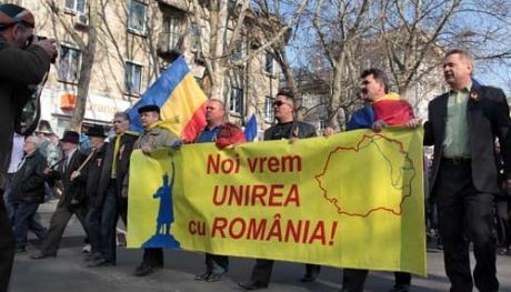 Участники марша будут раздавать гражданам ленточки с румынским триколором.