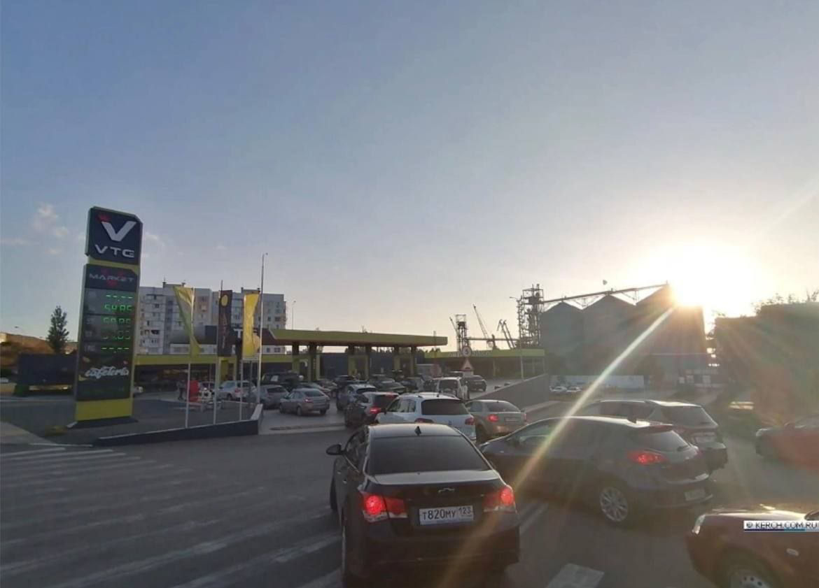 В Севастополе ограничили продажу еды и топлива, но власти это опровергли.