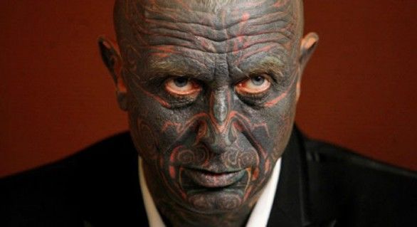 Singurul politician din lume care are tatuaje pe 90% din suprafaţa corpului.