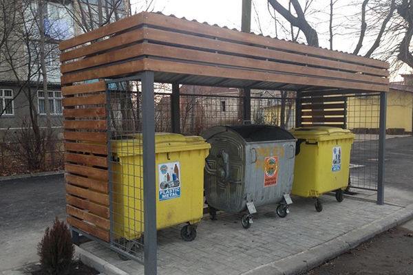 Începe dezinfectarea platformelor pentru colectarea deșeurilor. 