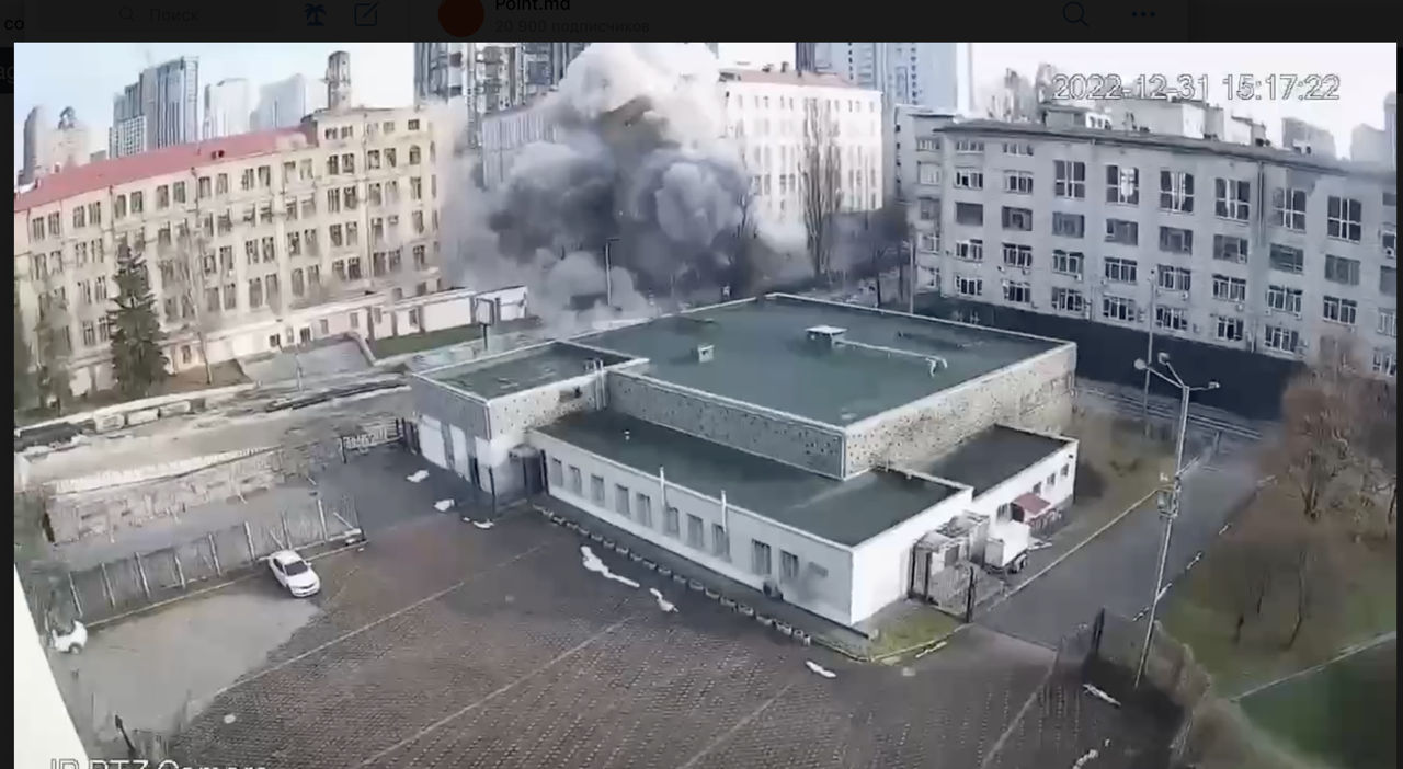 Киевский "Дворец "Украина" опубликовал видео, сделанное в момент удара.