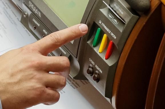Рада приняла в І чтении проект об отмене депутатской неприкосновенности.