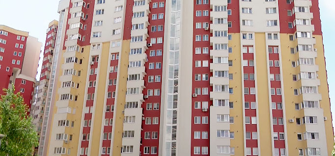 Жильцы дома в столице жалуются, что в подвале скапливается вода.
