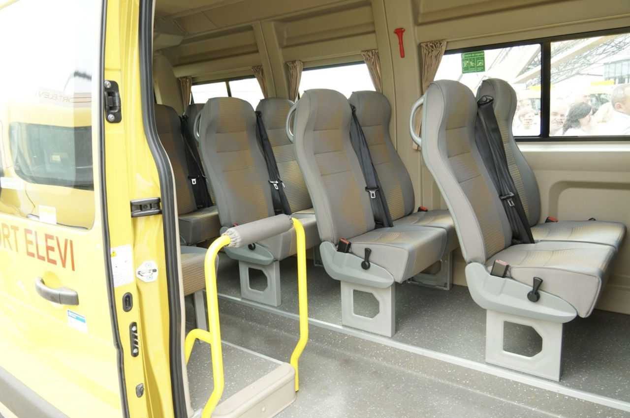 Poliția verifică autobuzele școlare și îndeamnă șoferii să respecte regulile de circulație.