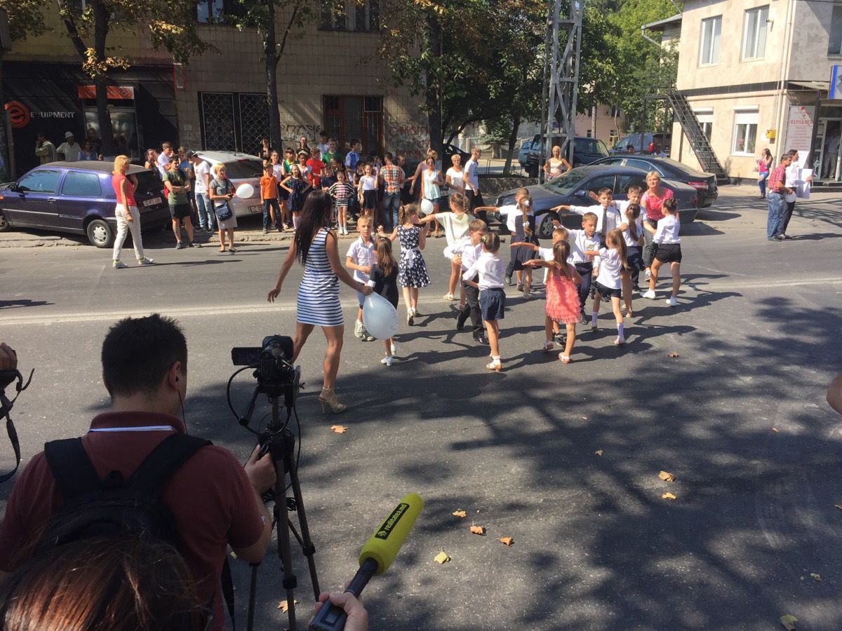 Воспитанники "Кодрянки" перекрыли дорогу танцами в знак протеста.