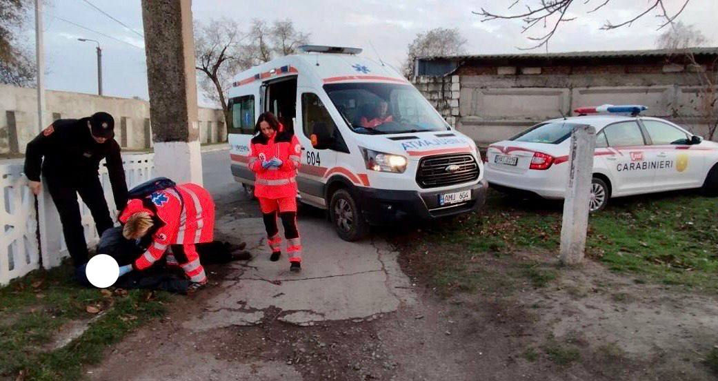 В Бельцах карабинеры оказали помощь потерявшему сознание мужчине.