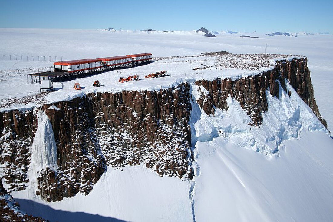Un cercetător sud-african își terorizează colegii la o stație din Antarctica.