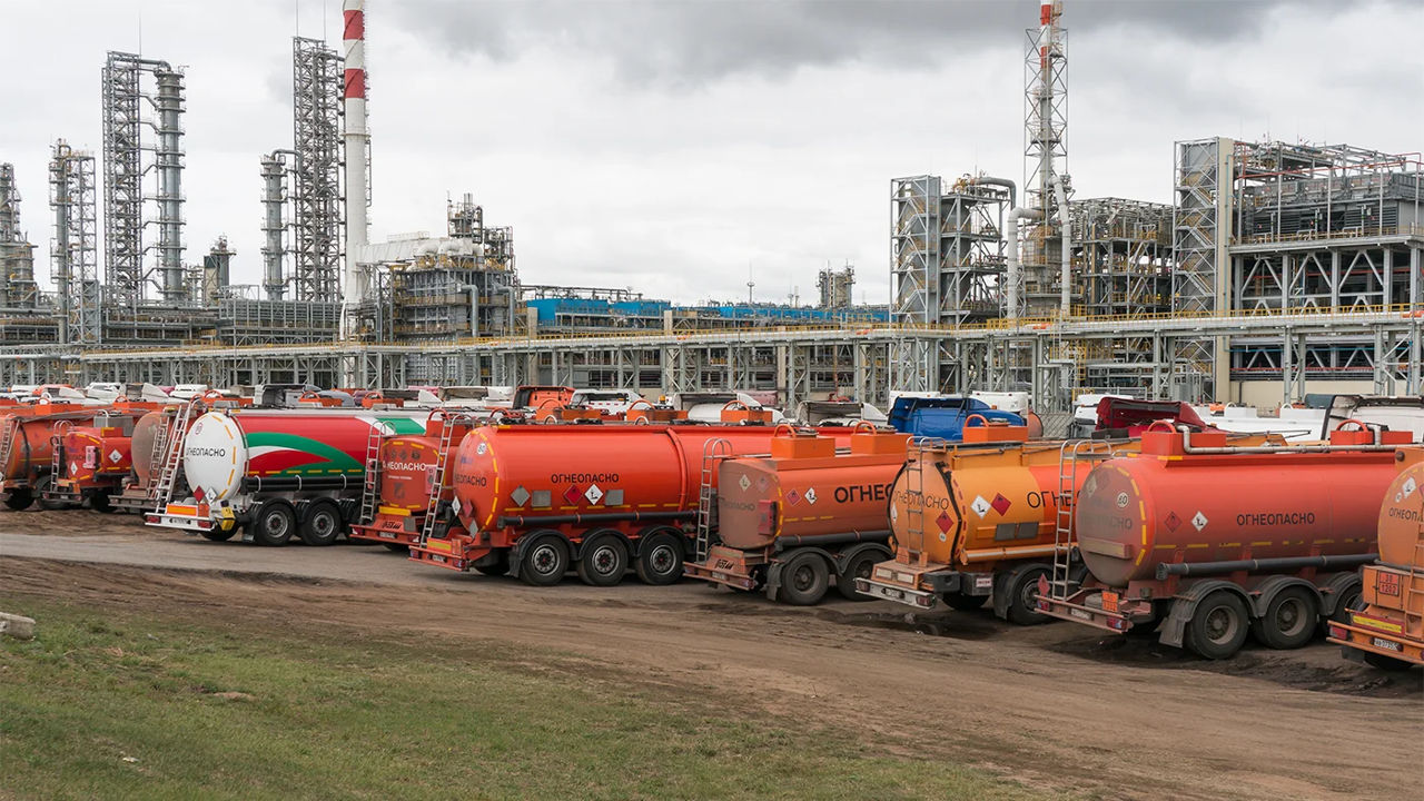 Россия ограничила экспорт бензина до конца лета.